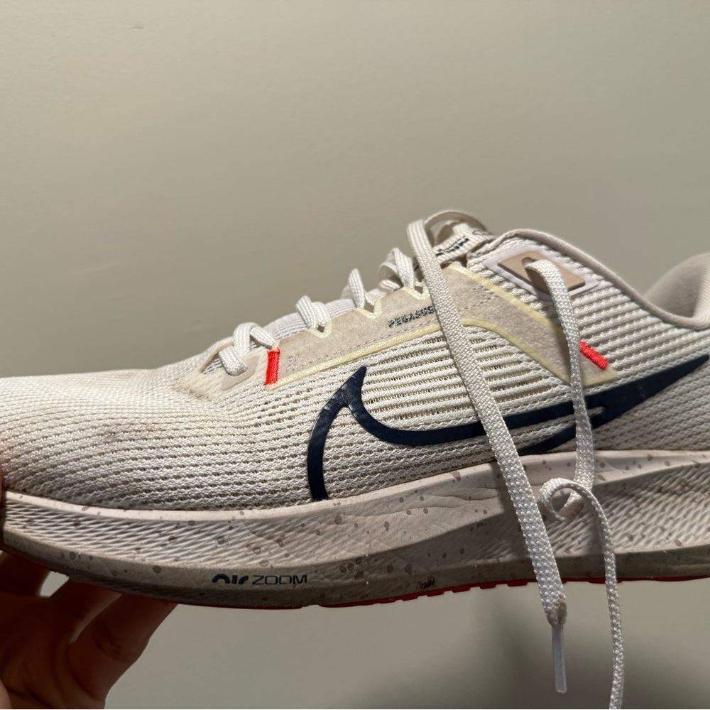 Nike Zoom White and Navy Sneakers